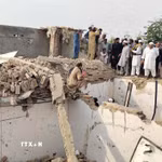 Hiện trường một vụ đánh bom xe nhằm vào chốt kiểm soát tại huyện Bannu, tỉnh Khyber Pakhtunkhwa, Pakistan, ngày 10/5/2026. (Ảnh: THX/TTXVN)