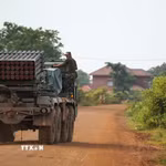 Binh sỹ Campuchia được triển khai cùng bệ phóng rocket đa nòng BM-21 Grad tại khu vực biên giới tranh chấp với Thái Lan ở gần đền Ta Moan Thom, ngày 25/7/2025. (Ảnh: Reuters/TTXVN)