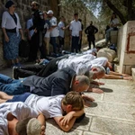Người Do Thái quỳ lạy trên Núi Đền/Al-Aqsa tại Thành cổ Jerusalem. (Nguồn: Báo Times of Israel)