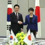 Thủ tướng Nhật Bản Sanae Takaichi (phải) hội đàm với Tổng thống Hàn Quốc Lee Jae Myung tại thành phố Nara, ngày 13/1/2026. (Nguồn: Yonhap/TTXVN)