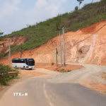 Một đoạn sạt lở trên đường Bidoup được khắc phục tạm thời để các phương tiện di chuyển, chính quyền địa phương cũng đang hoàn tất các thủ tục để thi công khắc phục các điểm sạt lở với kinh phí khoảng 10 tỷ đồng. (Ảnh: Nguyễn Dũng/TTXVN)