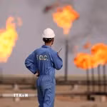Nhân viên làm việc tại một cơ sở khai thác dầu của Iran. (Ảnh: IRNA/TTXVN)