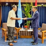 Đại sứ Phạm Thanh Bình trình quốc thư lên Tổng thống Micronesia Wesley W. Simina. (Nguồn: Đại sứ quán Việt Nam tại Trung Quốc)