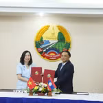Thứ trưởng Bộ Ngoại giao Việt Nam Lê Thị Thu Hằng và Thứ trưởng Bộ Ngoại giao Lào Phongsavanh Sisoulath trao Biên bản ghi nhớ về hợp tác giai đoạn 2026-2030. (Ảnh: Xuân Tú/TTXVN)