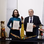 Bà Elena Bezdetko (bên trái), phu nhân Đại sứ Liên bang Nga tại Việt Nam Gennady Bezdetko bàn giao hiện vật của Nhà hát múa rối Thăng Long tặng Bảo tàng nghệ thuật quốc gia Phương Đông, Liên bang Nga. (Ảnh: Văn Hiếu/TTXVN)