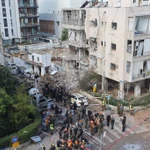 Hiện trường một khu vực trúng tên lửa của Iran tại Tel Aviv, Israel ngày 24/3/2026. (Ảnh: THX/TTXVN)