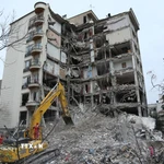 Tòa nhà bị phá hủy sau cuộc không kích tại Tehran, Iran, ngày 23/3/2026. (Ảnh: THX/TTXVN)