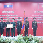 Đại tướng Nguyễn Tân Cương tặng Huân chương Độc lập của Nhà nước Việt Nam cho tập thể thuộc Bộ Quốc phòng Lào. (Ảnh: Xuân Tú/TTXVN)