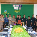 Ban Chỉ đạo 515 tỉnh Đắk Lắk và Ban Chuyên trách tỉnh Mondulkiri ký kết các nội dung tại hội đàm. (Ảnh: TTXVN phát)