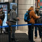 Lực lượng chức năng kiểm tra giấy tờ của những người đến tòa án di trú Mỹ ở Manhattan, New York. (Nguồn: Reuters)