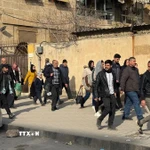 Người dân sơ tán tránh xung đột tại thành phố Aleppo, Syria, ngày 7/1/2026. (Nguồn: THX/TTXVN)