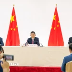 Người phát ngôn Bộ Thương mại Trung Quốc Hà Á Đông (trái). (Nguồn: THX/TTXVN)