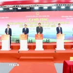 Các đại biểu thực hiện nghi thức khởi công dự án tại Hưng Yên. (Ảnh: Thế Duyệt/TTXVN)