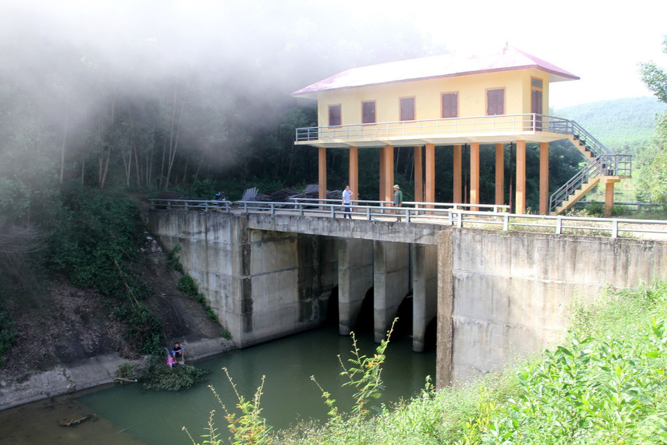 Kênh Châu Bình sau nhiều năm xây dựng vẫn chưa vận hành. (Ảnh: Văn Tý/TTXVN)