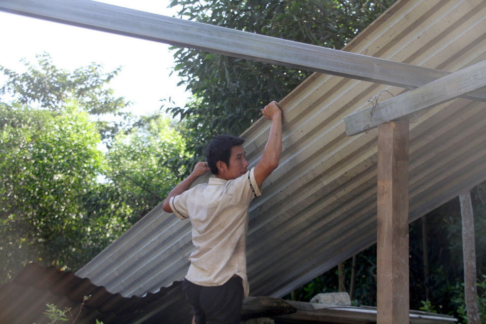 Một số hộ dân bản Bình Quang, xã Châu Bình, huyện Quỳ Châu, tỉnh Nghệ An, mới đc Nhà nước hỗ trợ 25 triệu đồng sửa chữa nhà dột nát. Ảnh: Văn Tý-TTXVN