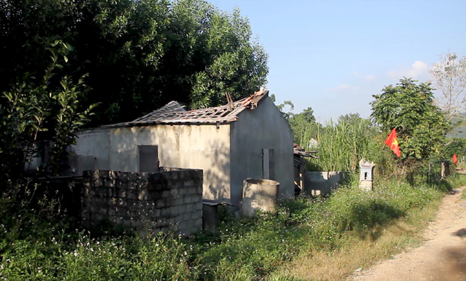 Ngôi nhà đổ nát của một hộ dân đã di dời sau khi nhận đền bù ở bản Bình Quang, xã Châu Bình, huyện Quỳ Châu. (Ảnh: Văn Tý/TTXVN)