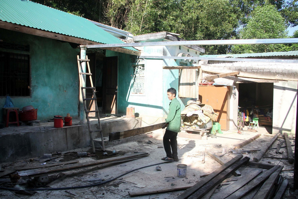 Một số hộ dân bản Bình Quang, xã Châu Bình, huyện Quỳ Châu, tỉnh Nghệ An, mới được Nhà nước hỗ trợ 25 triệu đồng sửa chữa nhà dột nát. (Ảnh: Văn Tý/TTXVN)