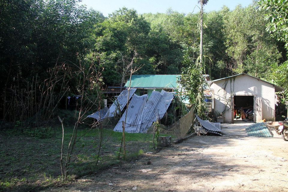 Do nằm trong vùng phải giải phóng mặt bằng nên người dân bản Bình Quang, xã Châu Bình, không được xây mới, sửa chữa nhà cửa dù đã xuống cấp nghiêm trọng. (Ảnh: Văn Tý/TTXVN)