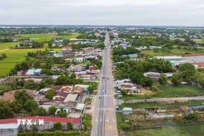 Quốc lộ 22B, tuyến đường huyết mạch nối Thành phố Hồ Chí Minh với Cửa khẩu quốc tế Mộc Bài, tỉnh Tây Ninh, chưa đáp ứng nhu cầu vận chuyển, chờ cao tốc Thành phố Hồ Chí Minh-Mộc Bài để giảm áp lực vận chuyển. (Ảnh: Giang Phương/TTXVN)