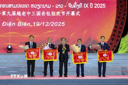 Ban tổ chức trao cờ lưu niệm cho các đoàn tham dự Lễ hội. (Ảnh: Xuân Tư/TTXVN)