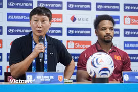 Huấn luyện viên Kim Sang-sik (áo đen) kỳ vọng Xuân Son tiếp tục tỏa sáng ở chung kết ASEAN Cup 2026 trước Thái Lan. (Ảnh: Việt Anh/Vietnam+)