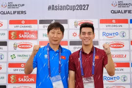 Huấn luyện viên trưởng Kim Sang-sik (trái) quyết tâm cùng các học trò tạo ra "cơn mưa bàn thắng" trước Đội tuyển Lào. (Ảnh: VFF)