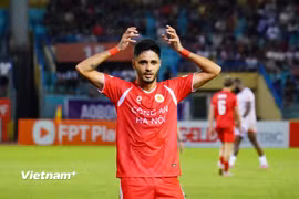 Leo Artur ghi bàn ấn định chiến thắng 2-0 cho Công an Hà Nội. (Ảnh: Việt Anh/Vietnam+)