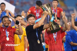 Huấn luyện viên Kim Sang-sik như "vị vua Midas" của bóng đá Việt Nam với 4 danh hiệu trong 2 năm cầm quân. (Ảnh: Việt Anh/Vietnam+)