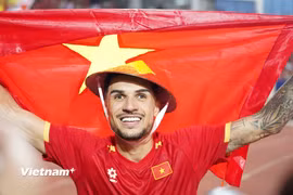 Hoàng Hên đội nón lá, Đình Bắc tươi rói khi nâng cúp vô địch ASEAN Cup 