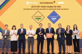 Đại diện Liên đoàn bóng đá Việt Nam và Công ty VPF trao bảng danh vị chứng nhận SACOMBANK là Nhà tài trợ chính của Giải hạng Nhất Quốc gia và Cúp Quốc gia 2026/27. (Ảnh: VPF)