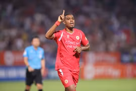 "Vua phá lưới V-League" mùa trước là Alan Sebastiao tiếp tục ghi bàn giúp Công An Hà Nội tạm vươn lên vị trí thứ 2 trên bảng xếp hạng. (Ảnh: VPF)