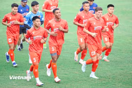 Bộ ba tân binh Việt kiều là Khoa Ngô (số 3), Adou Minh (số 5) và Williams Minh Hoàng (số 28) có buổi tập đầu tiên ở đội tuyển Việt Nam. (Ảnh: Việt Anh/Vietnam+)