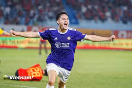 Tiền đạo Faurand Aymeric ăn mừng cuồng nhiệt sau khi ghi bàn giúp Hà Nội FC giành chiến thắng 2-1 trước Ninh Bình. (Ảnh: Việt Anh/Vietnam+)