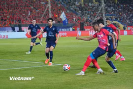 Công an Hà Nội (áo đỏ) để đối thủ Buriram United cầm hòa 2-2 ở trận chung kết lượt đi Shopee Cup 2024-2025. (Ảnh: Việt Anh/Vietnam+)