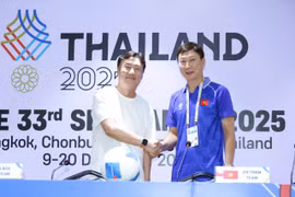 Huấn luyện viên trưởng U22 Việt Nam là ông Kim Sang-sik (áo xanh) và Huấn luyện viên trưởng U22 Lào là ông Ha Hyeok-jun tham dự họp báo. (Ảnh: VFF)