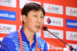 Huấn luyện viên Kim Sang-sik quyết tâm đánh bại Thái Lan ngay trên sân đối thủ. (Ảnh: VFF)