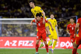 Đội tuyển Việt Nam (áo đỏ) nhận thất bại 0-4 trước Malaysia ở vòng loại Asian Cup 2027. (Ảnh: Malaysia NT)