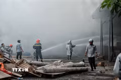 Sau hơn nửa tiếng, lực lượng Cảnh sát Phòng cháy chữa cháy và Cứu nạn cứu hộ với đầy đủ trang thiết bị đã khống chế được đám cháy. (Ảnh: Phạm Tuấn Anh/TTXVN)