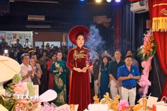 Nghệ sỹ Nhân dân Trịnh Kim Chi, Chủ tịch Hội Sân khấu Thành phố Hồ Chí Minh, dâng lễ lên Tổ nghiệp và các bậc tiền nhân của sân khấu. (Ảnh: Hữu Duyên/TTXVN)