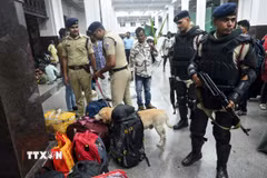 Cảnh sát kiểm tra an ninh tại nhà ga ở Mumbai, Ấn Độ, sau khi xảy ra vụ nổ gần Pháo đài Đỏ ở thủ đô New Delhi ngày 10/11/2025. (Nguồn: ANI/TTXVN)