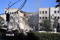 Trụ sở Tổng tư lệnh quân đội Syria ở Damascus bị phá huỷ sau vụ không kích của không lực Israel, ngày 16/7/2025. (Ảnh: THX/TTXVN)