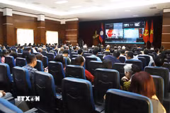 Quang cảnh buổi kết nối tham gia Hội nghị toàn quốc quán triệt các Nghị quyết, Chỉ thị của Bộ Chính trị của cộng đồng người Việt Nam tại Lào. (Ảnh: Xuân Tú/TTXVN)