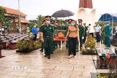 Nghĩa trang Liệt sỹ Vĩnh Lợi là nơi yên nghỉ của 600 Anh hùng liệt sỹ, trong đó có 160 phần mộ chưa xác định được danh tính. (Ảnh: Chanh Đa/TTXVN)