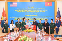 Thượng tướng Nguyễn Trường Thắng, Thứ trưởng Bộ Quốc phòng và Đại sứ Hoa Kỳ Jennifer Wicks trao thỏa thuận sau khi ký. (Ảnh: Trọng Đức/TTXVN)