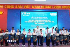 Bà Trương Mỹ Hoa, nguyên Bí thư Trung ương Đảng, nguyên Phó Chủ tịch nước, Chủ tịch Quỹ “Vì Tuổi trẻ vùng cao và hải đảo,” Chủ nhiệm Câu lạc bộ “Vì Hoàng Sa-Trường Sa thân yêu và lãnh đạo tỉnh Khánh Hòa trao học bổng cho học sinh. (Ảnh: Phan Sáu/TTXVN)