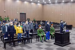 Sáng 10/3, Tòa án nhân dân thành phố Hà Nội mở phiên tòa xét xử sơ thẩm 8 bị cáo trong vụ cháy tòa nhà chung cư mini cao 9 tầng trên phố Khương Hạ (phường Khương Đình, quận Thanh Xuân, Hà Nội) khiến 56 người tử vong, 44 người bị thương vào đêm 12/9/2023. (Ảnh: Phạm Kiên/TTXVN)