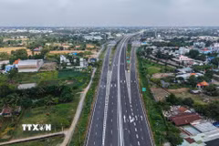 Đường cao tốc Bến Lức – Long Thành và lối dẫn lên xuống đã hoàn thành, sẵn sàng đưa vào khai thác chính thức từ ngày 29/4. (Ảnh: Hoàng Hiếu/TTXVN)