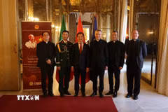 Đại sứ Việt Nam tại Italy Dương Hải Hưng tiếp đón Thứ trưởng Ngoại giao Tòa thánh Vatican, Đức ông Miroslaw Wachowski đến dự Lễ kỷ niệm 80 năm Quốc khánh 2/9. (Ảnh: Thanh Hải/TTXVN)