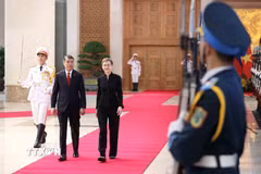 Thủ tướng Lê Minh Hưng và Thủ tướng Liechtenstein Brigitte Haas duyệt Đội danh dự Quân đội Nhân dân Việt Nam. (Ảnh: An Đăng/TTXVN)