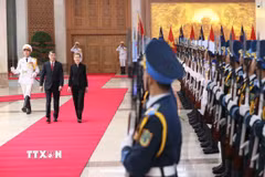 Thủ tướng Lê Minh Hưng và Thủ tướng Liechtenstein Brigitte Haas duyệt Đội danh dự Quân đội Nhân dân Việt Nam. (Ảnh: An Đăng/TTXVN)